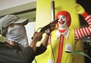 Ronald McDonald blir rånad