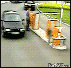 Kvinna vs Parkeringsräcken