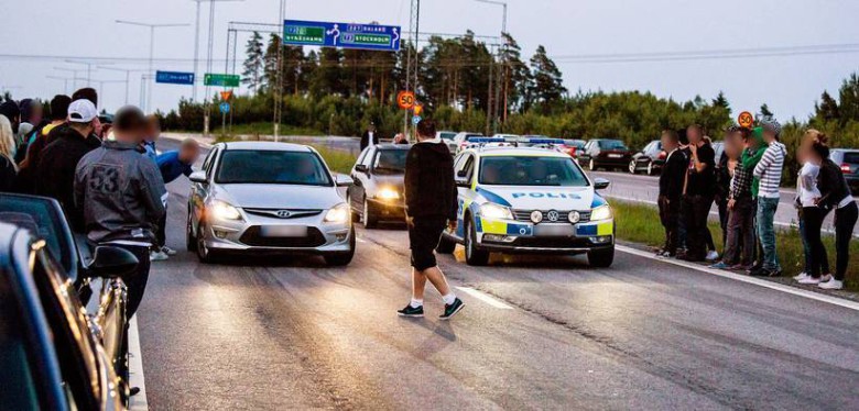 Svensk polis kör också streetrace