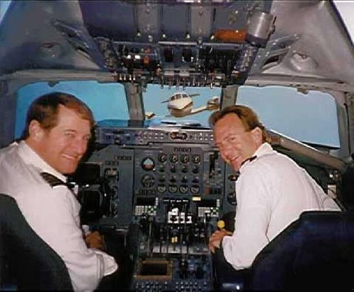 Glada piloter i cockpit