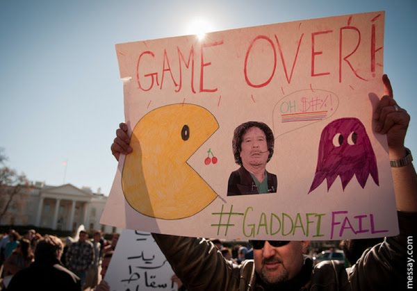 Portestskyltar mot Lybiske Gaddafi