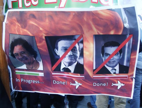 Portestskyltar mot Lybiske Gaddafi
