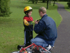 Far lär son cykla